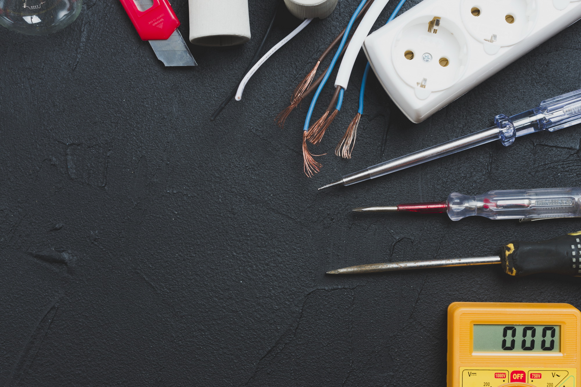 wires-screwdrivers-multimeter_redimensionner