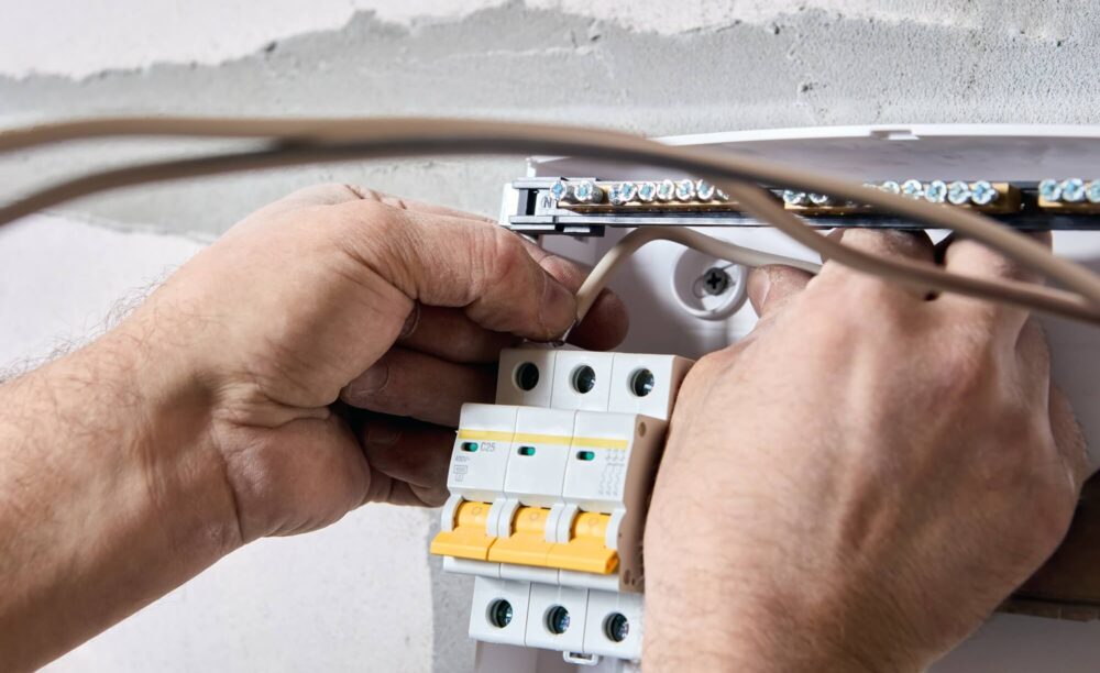 travaux-electriques-installation-nouveau-panneau-tableau-de-distribution-electrique-fusibles