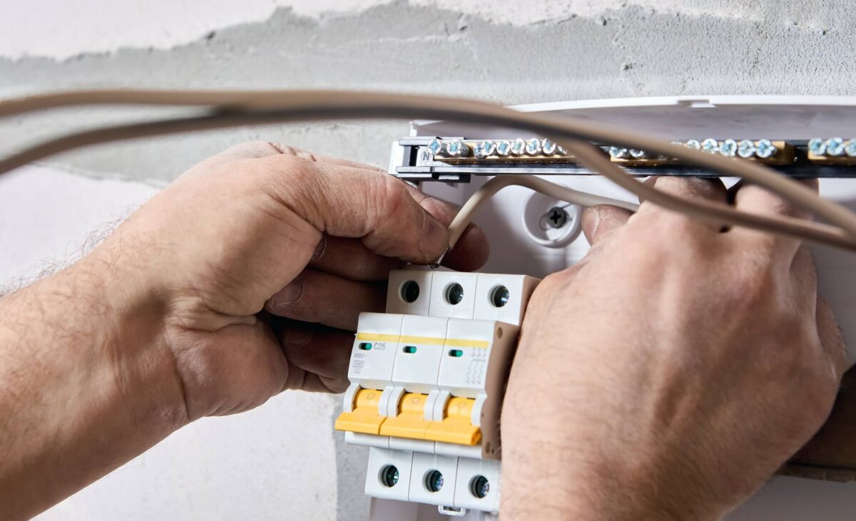 travaux-electriques-installation-nouveau-panneau-tableau-de-distribution-electrique-fusibles